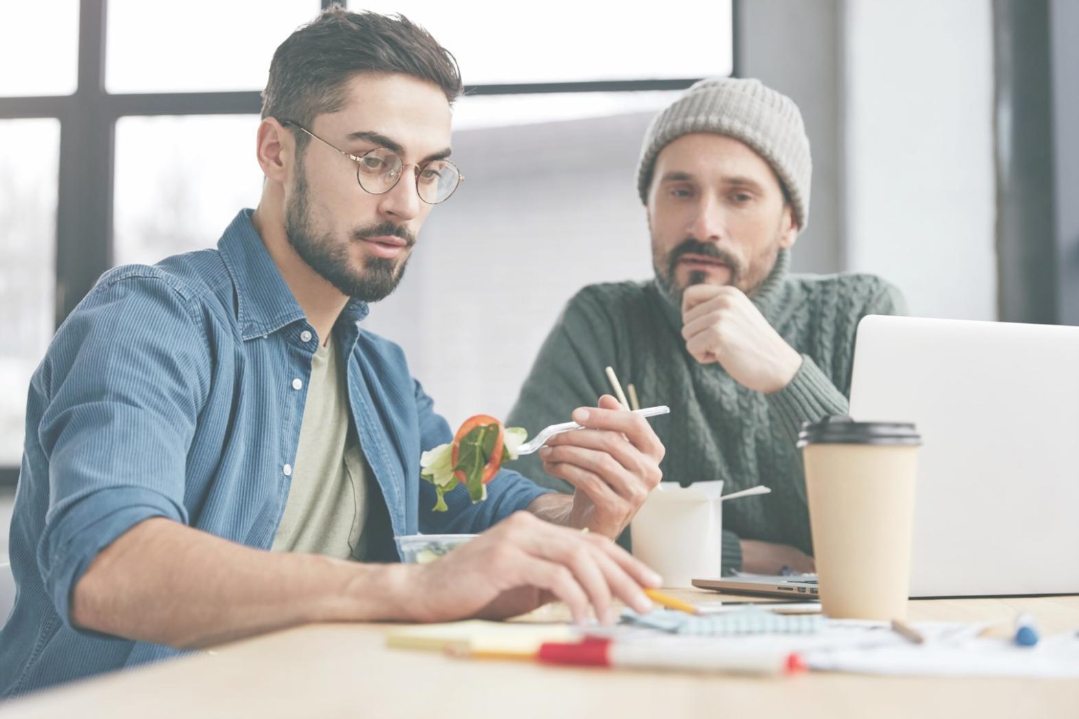 Sesión de trabajo colaborativo creando materiales educativos sobre finanzas
